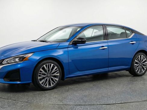 Used 2025 Nissan Altima 2.5 SV image 3