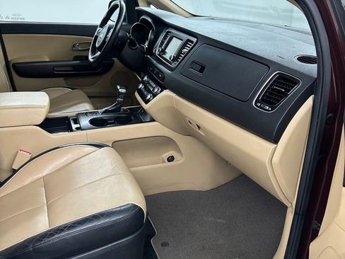 Used 2017 Kia Sedona LX w/ LX Essentials Premium Package FWD image 35
