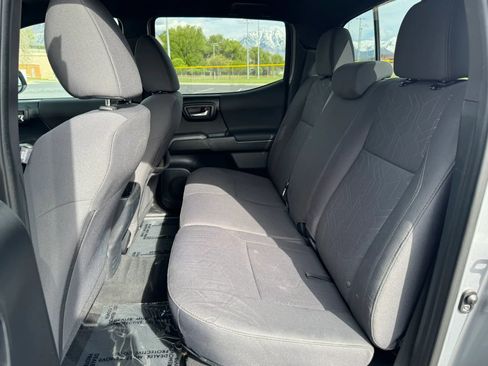 Used 2018 Toyota Tacoma TRD Off-Road AWD/4WD image 17