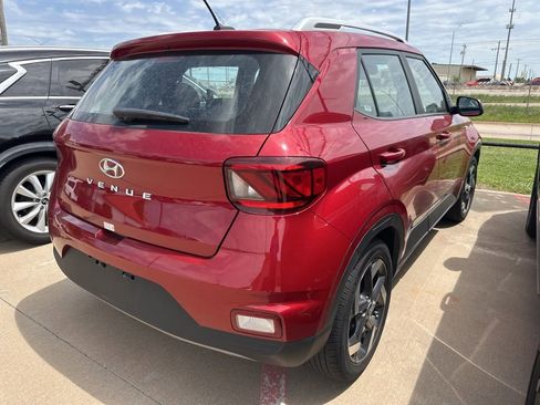 Used 2025 Hyundai Venue SEL FWD image 4