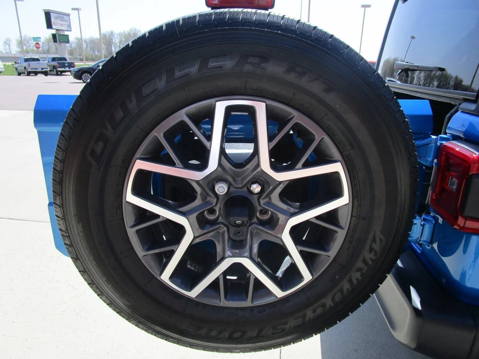 Used 2024 Jeep Wrangler Unlimited Sahara AWD/4WD image 18
