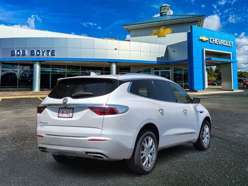 Used 2023 Buick Enclave Essence w/ Experience Buick Package FWD image 3