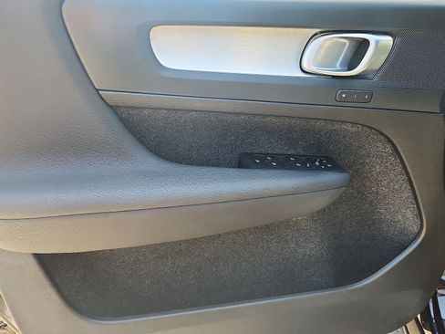 Used 2025 Volvo XC40 B5 Core image 14