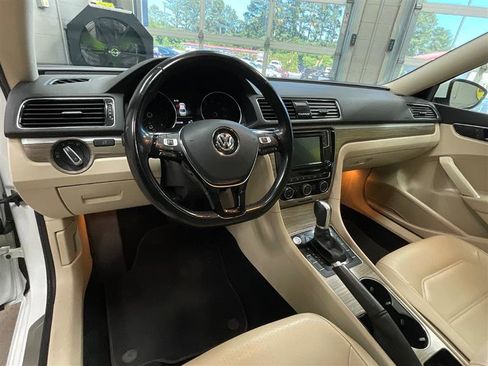 Used 2018 Volkswagen Passat 2.0T SE FWD image 13