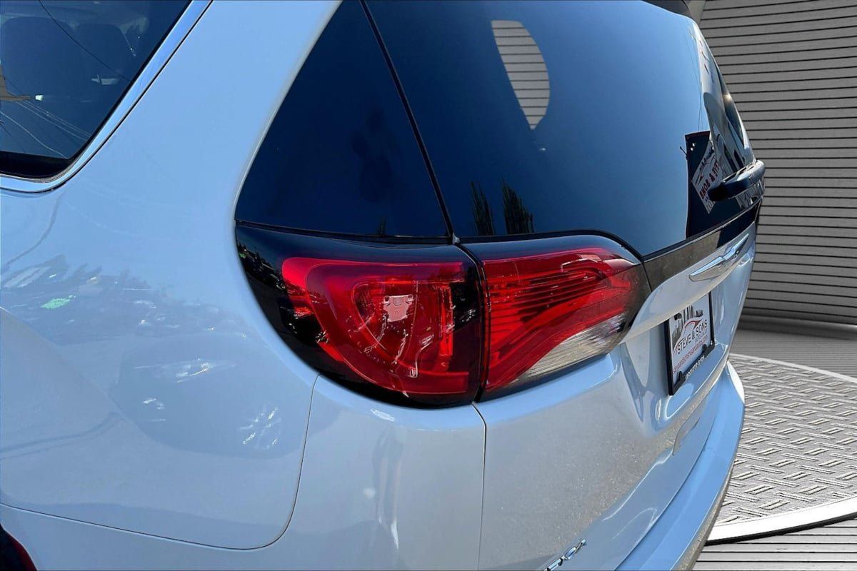 Used 2017 Chrysler Pacifica Limited w/ UConnect Theater Package FWD image 22