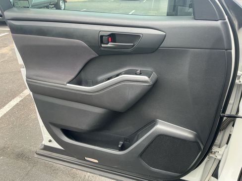 Used 2020 Toyota Highlander L AWD/4WD image 13