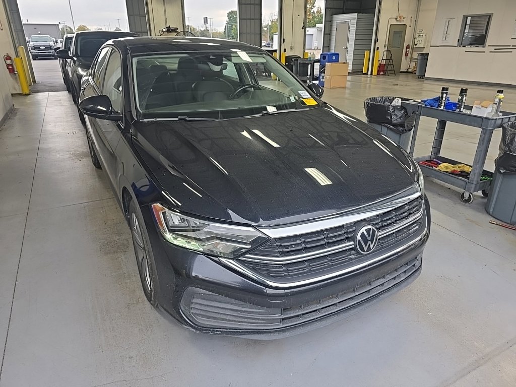 Used 2024 Volkswagen Jetta SE FWD image 1