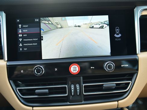 Certified 2025 Porsche Macan image 33