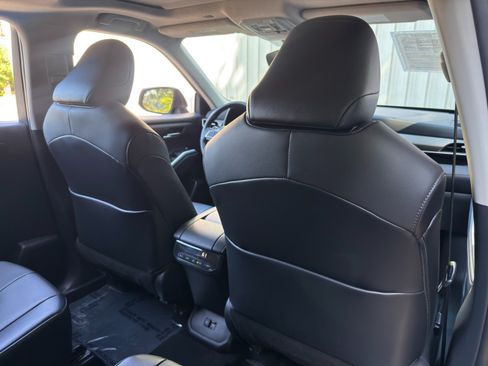 Used 2021 Toyota Highlander XLE FWD image 32