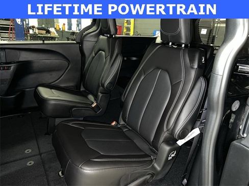 New 2026 Chrysler Pacifica Select image 17