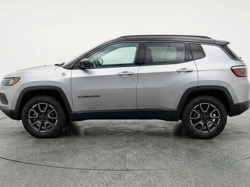 Used 2025 Jeep Compass Trailhawk image 5