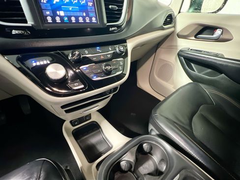 Used 2018 Chrysler Pacifica Touring-L image 26