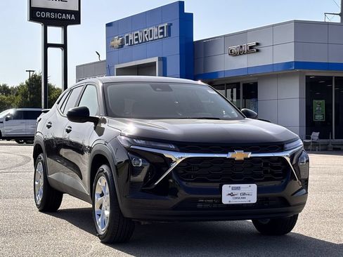 New 2026 Chevrolet Trax LS w/ LS Convenience Package FWD image 2