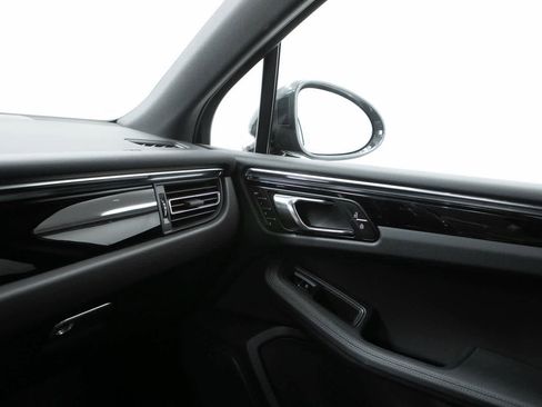 Certified 2026 Porsche Macan AWD/4WD image 31
