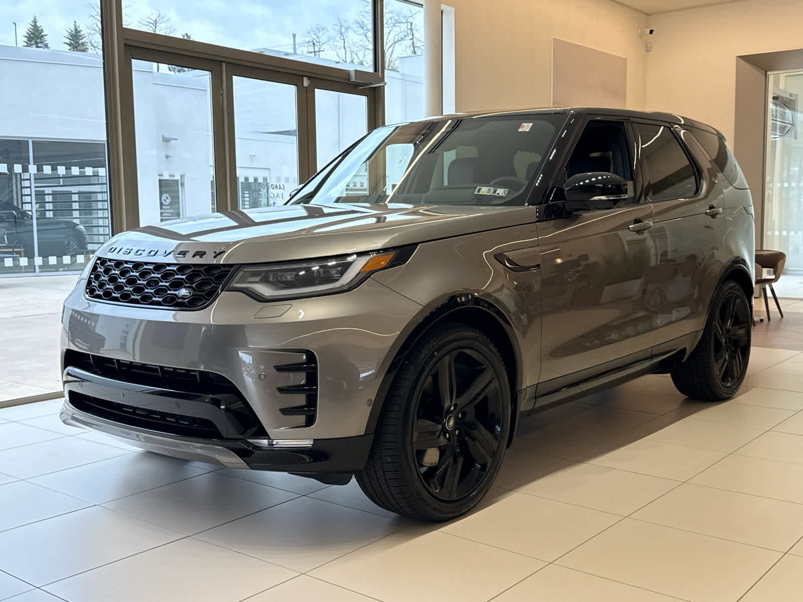 Used 2025 Land Rover Discovery Dynamic SE AWD/4WD image 1