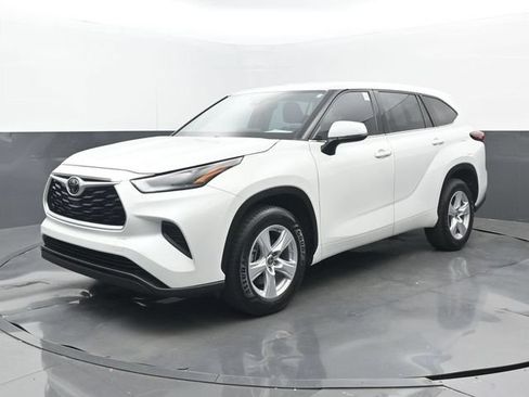 Used 2022 Toyota Highlander L FWD image 24