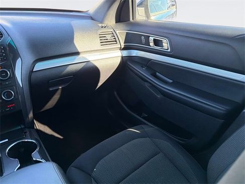 Used 2017 Ford Explorer XLT image 19