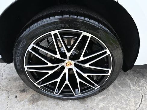 Used 2026 Porsche Macan AWD/4WD image 12