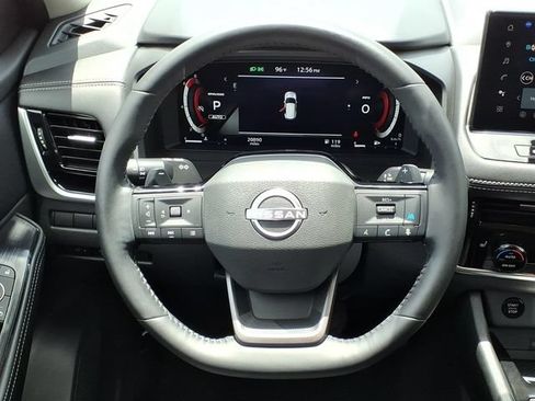 Used 2025 Nissan Rogue SL AWD/4WD image 17