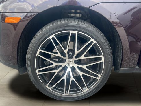 Certified 2023 Porsche Macan AWD/4WD image 21