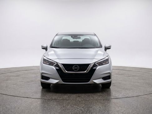 Used 2025 Nissan Versa SV image 2