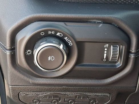 Used 2025 Jeep Wrangler Unlimited Rubicon image 24