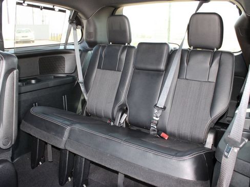 Used 2016 Chrysler Town & Country S w/ Driver Convenience Group FWD image 7