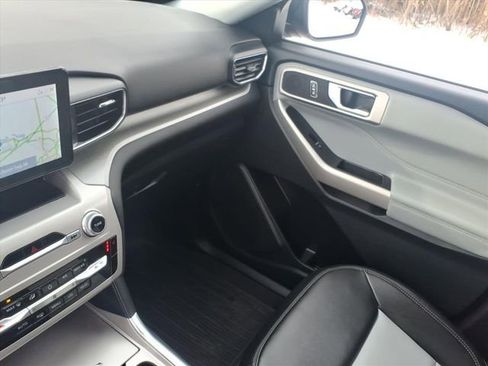 Certified 2022 Ford Explorer XLT w/ Equipment Group 202A image 27