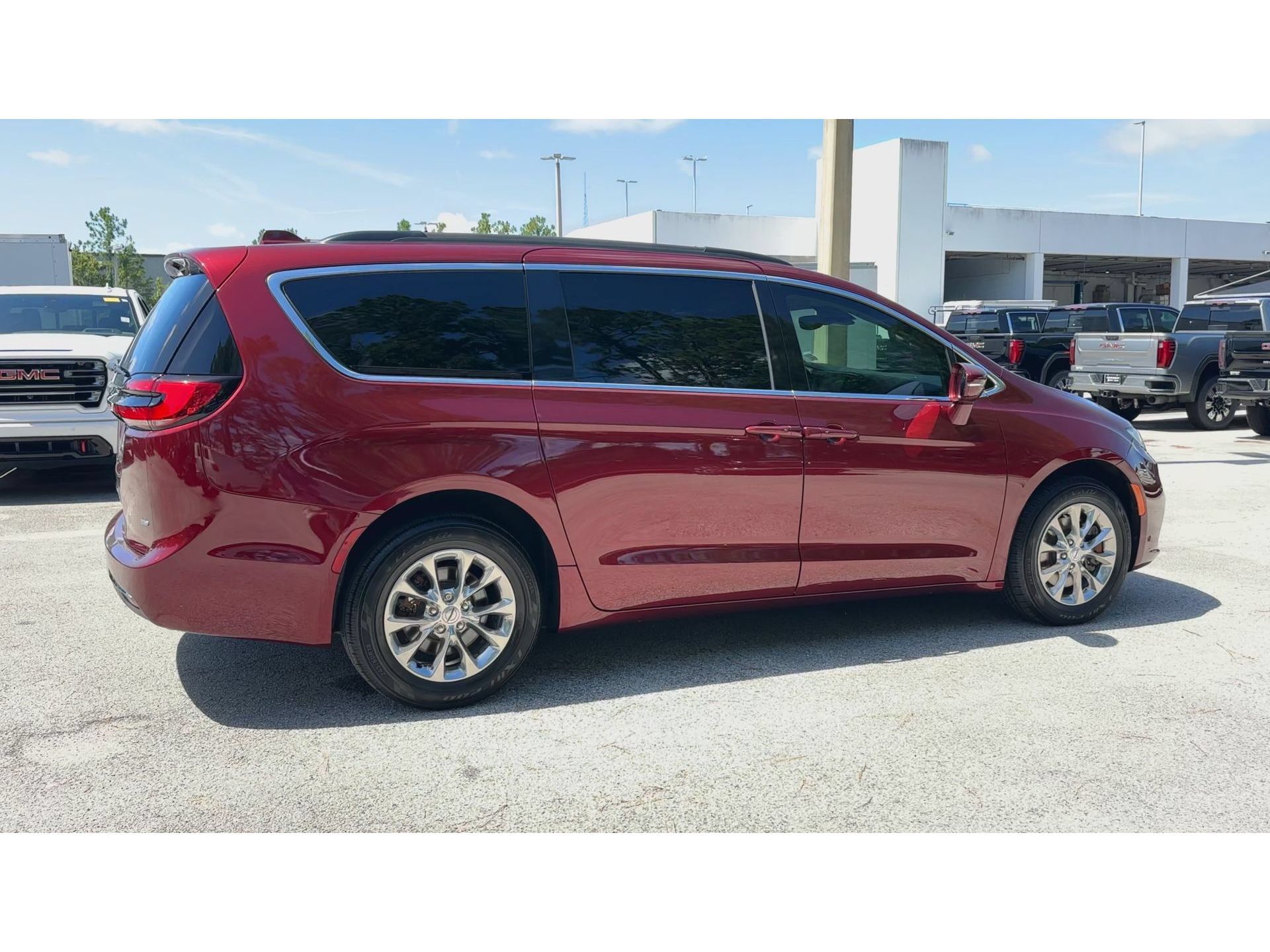Used 2022 Chrysler Pacifica Touring-L AWD/4WD image 9