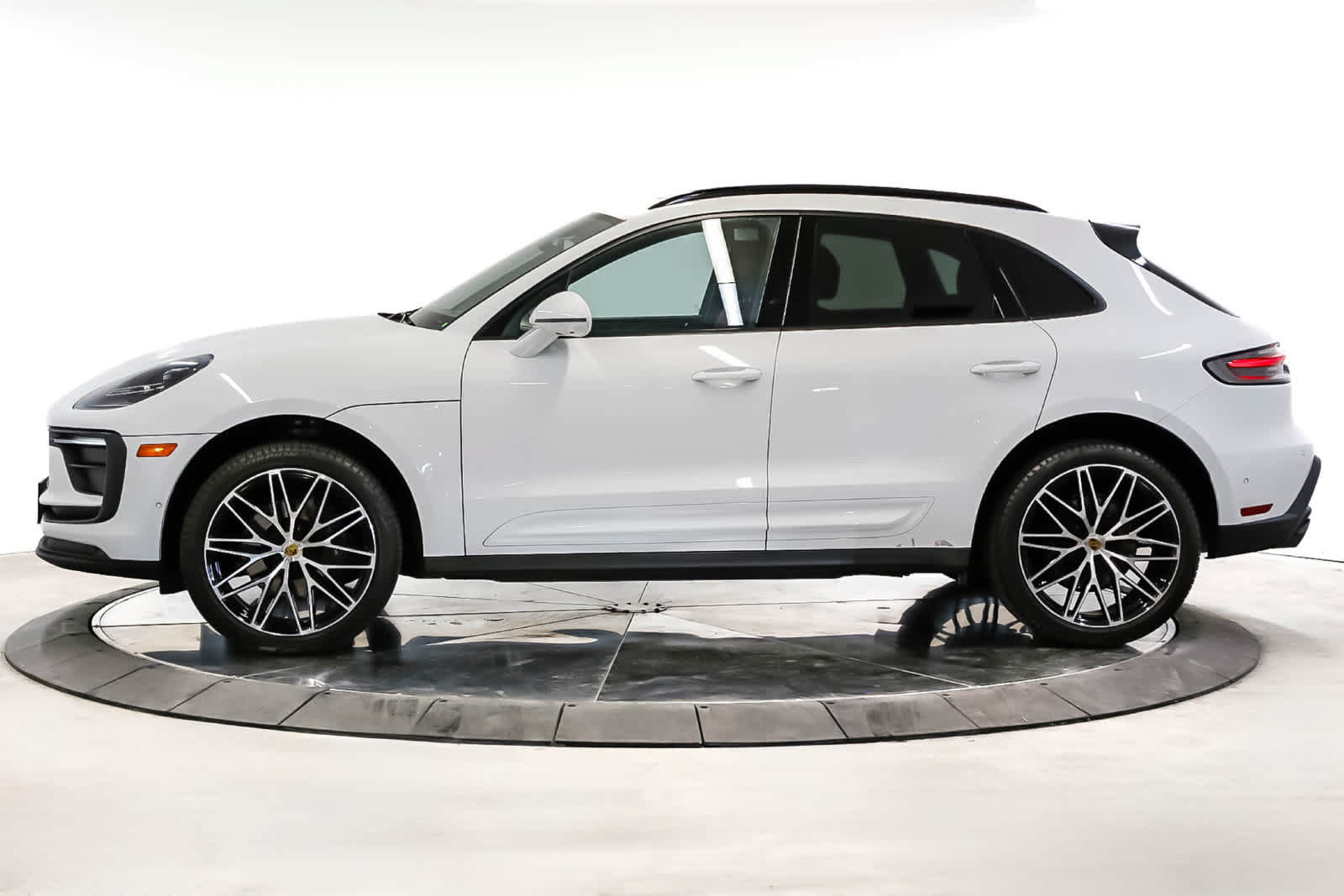 Certified 2024 Porsche Macan AWD/4WD image 2