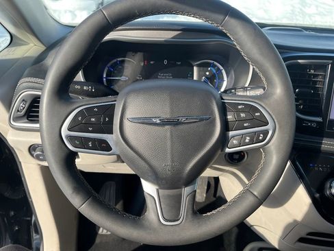 Used 2023 Chrysler Pacifica Touring-L image 19