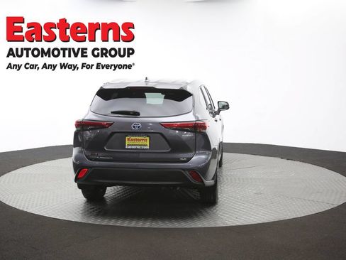 Used 2022 Toyota Highlander XLE AWD/4WD image 39