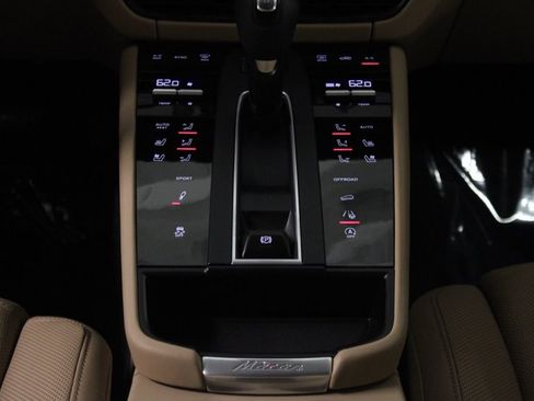 Certified 2022 Porsche Macan AWD/4WD image 34
