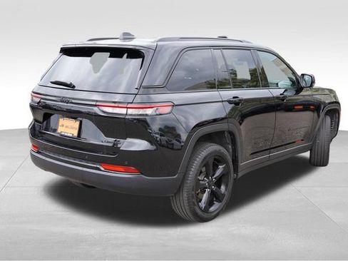 Used 2025 Jeep Grand Cherokee Limited w/ Black Appearance Package AWD/4WD image 5