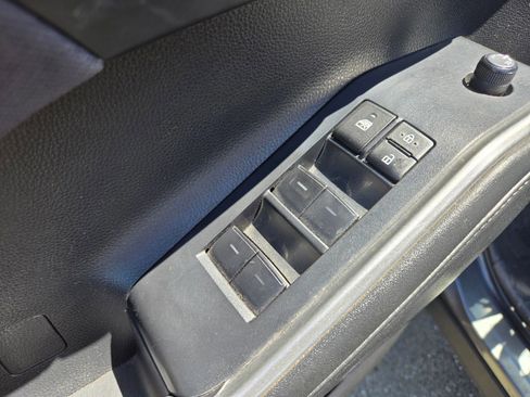 Used 2023 Toyota Highlander LE AWD/4WD image 14