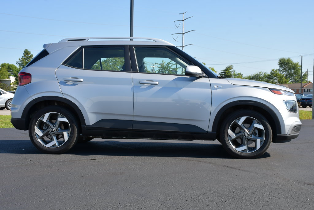 Used 2022 Hyundai Venue SEL FWD image 8