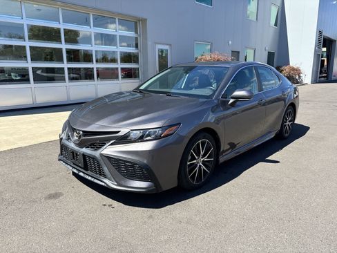 Used 2022 Toyota Camry SE w/ Convenience Package FWD image 1