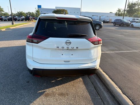 Used 2024 Nissan Rogue S FWD image 9