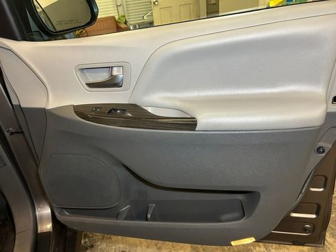 Used 2019 Toyota Sienna XLE Premium image 17