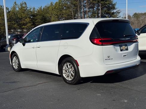 Used 2024 Chrysler Pacifica Touring-L image 5