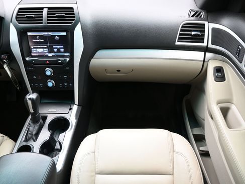 Used 2015 Ford Explorer XLT w/ Equipment Group 202A FWD image 37