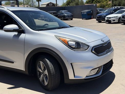 Used 2017 Kia Niro EX FWD image 8