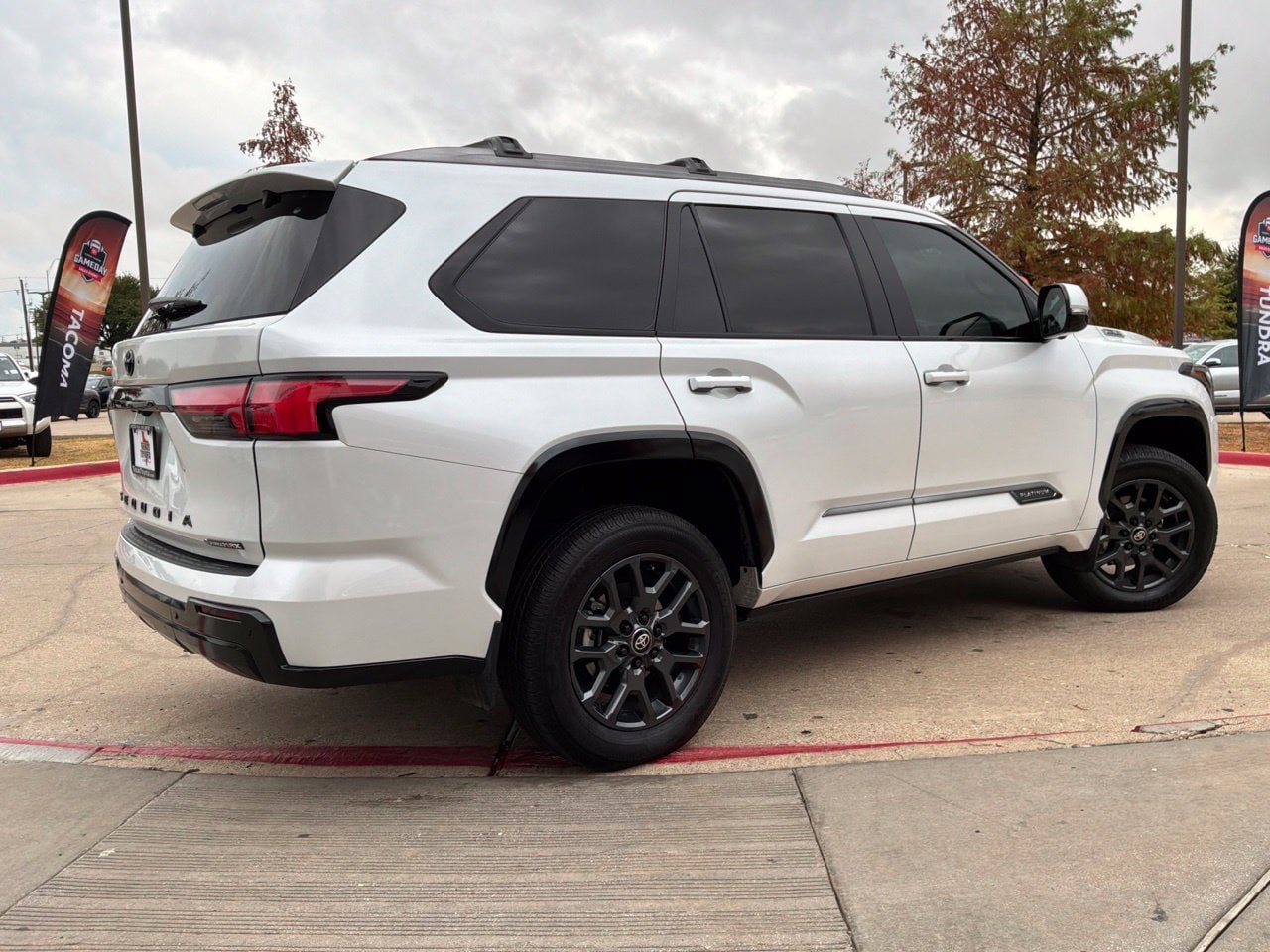 Used 2025 Toyota Sequoia Platinum AWD/4WD image 4