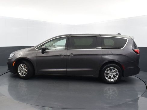 Used 2023 Chrysler Pacifica Touring-L image 5