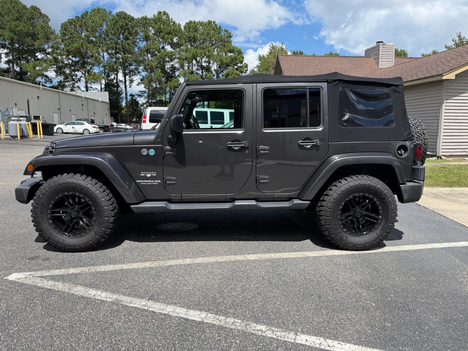 Used 2017 Jeep Wrangler Unlimited Sahara w/ Max Tow Package AWD/4WD image 5