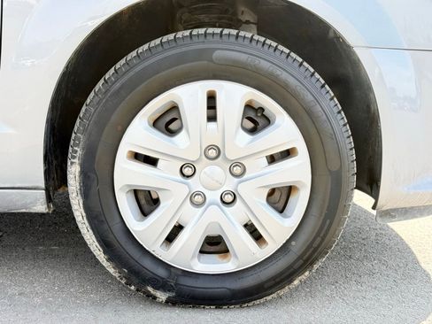 Used 2018 Dodge Grand Caravan SE w/ UConnect Hands-Free Group image 10