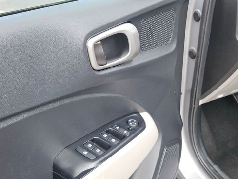 Used 2025 Hyundai Venue SEL FWD image 15