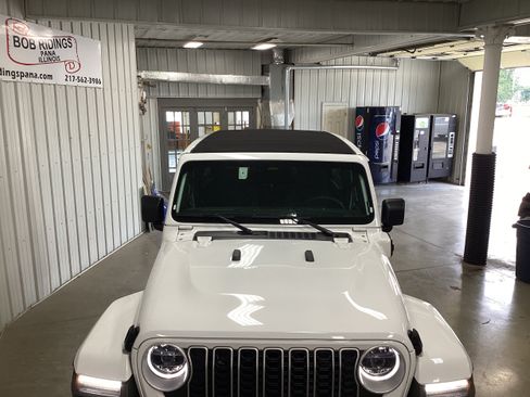 Used 2025 Jeep Wrangler Unlimited Sahara w/ Safety Group AWD/4WD image 9
