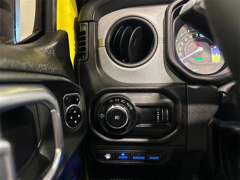 Used 2024 Jeep Wrangler Unlimited image 18