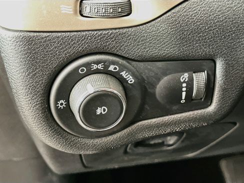 Used 2018 Jeep Cherokee Latitude FWD image 16